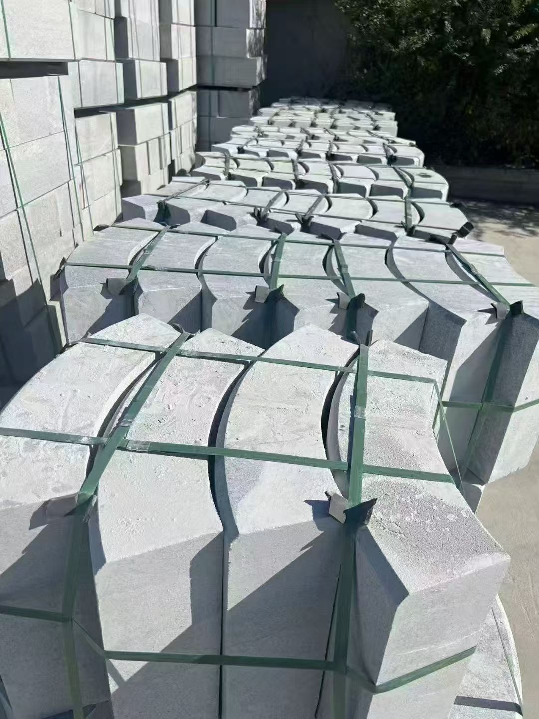 池州 芝麻灰弧形路沿石