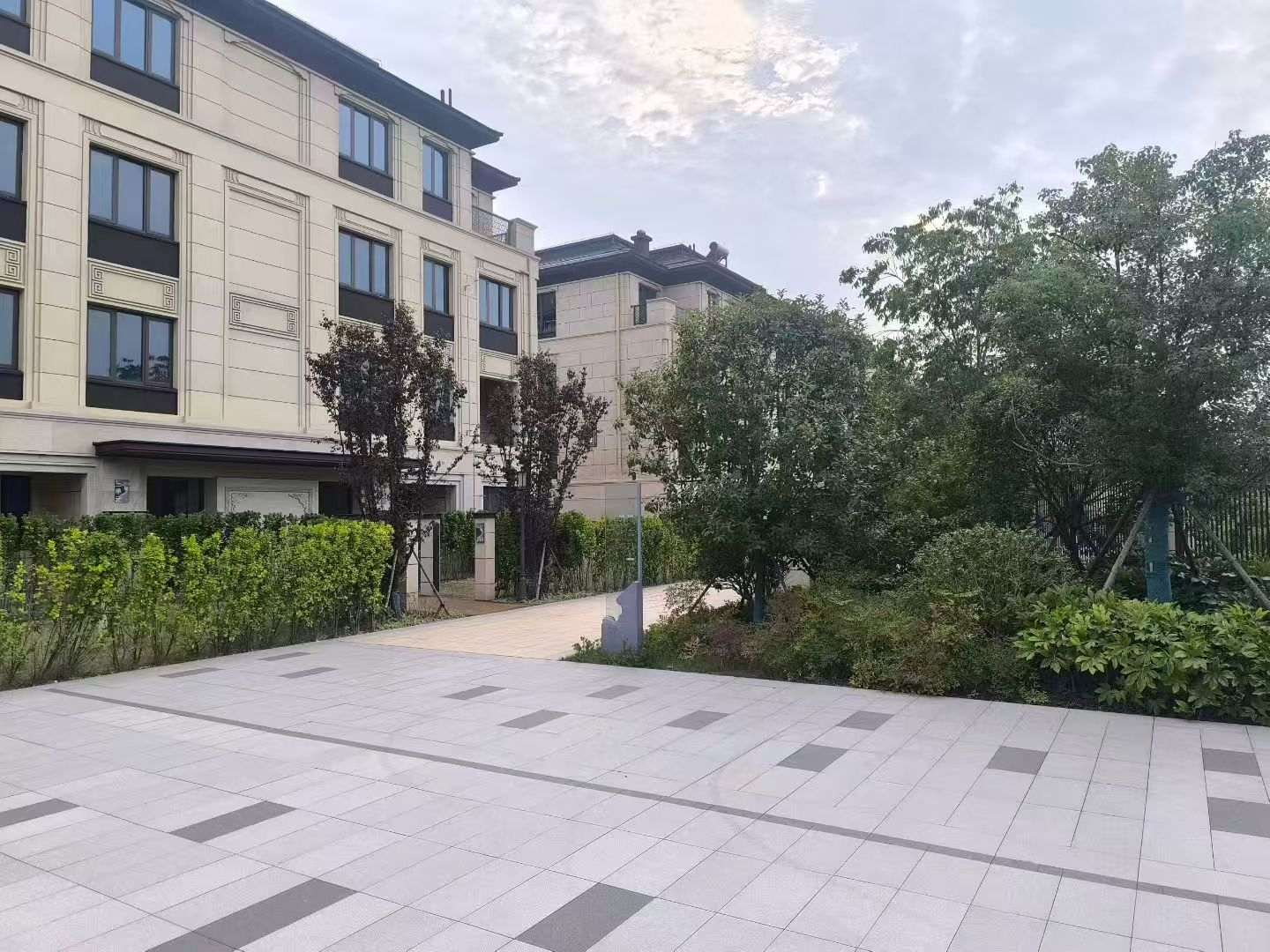 池州 芝麻白与芝麻白搭配铺装，尺寸1200*600