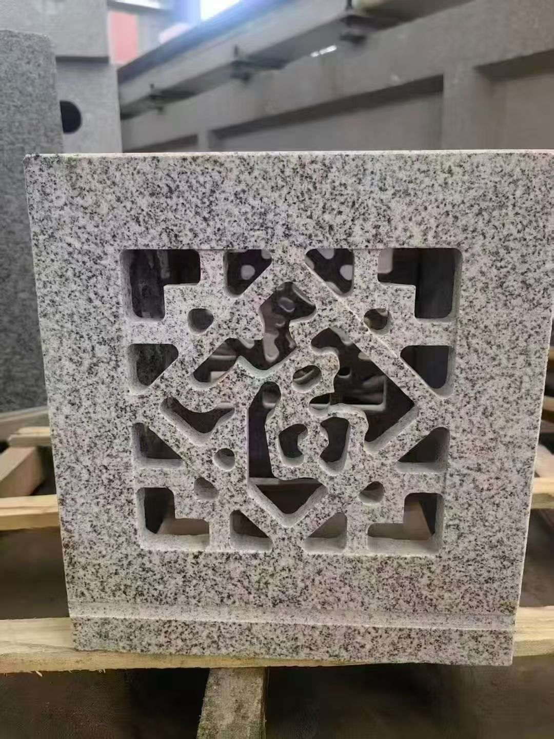 池州 芝麻白花岗岩镂空雕花灯笼